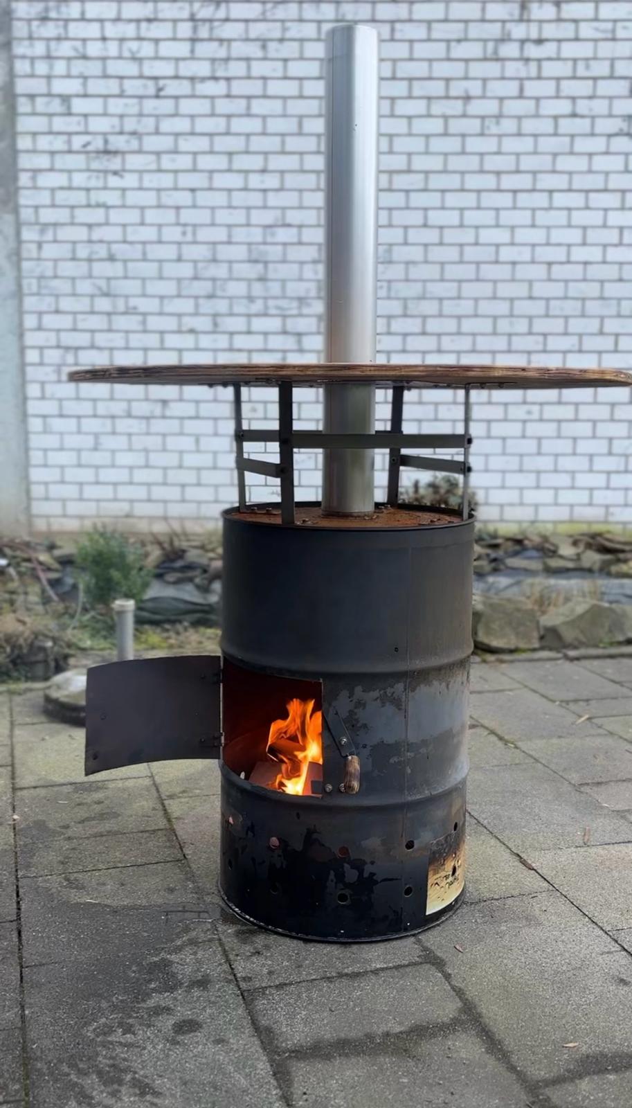 handgefertigte feuertonne mit fester tischplatte von flammneu