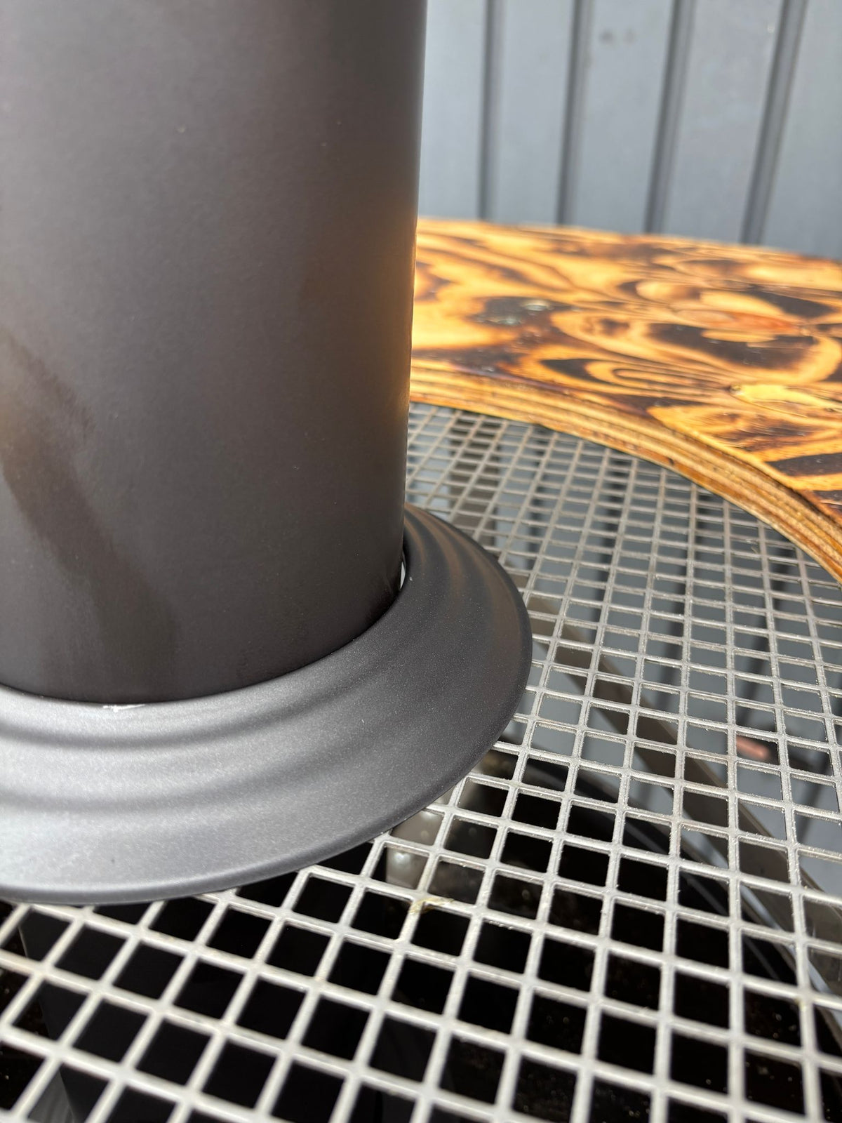 Rustikale Stehtisch-Feuertonne von FlammNeu auf Terrasse und bei Outdoor-Events