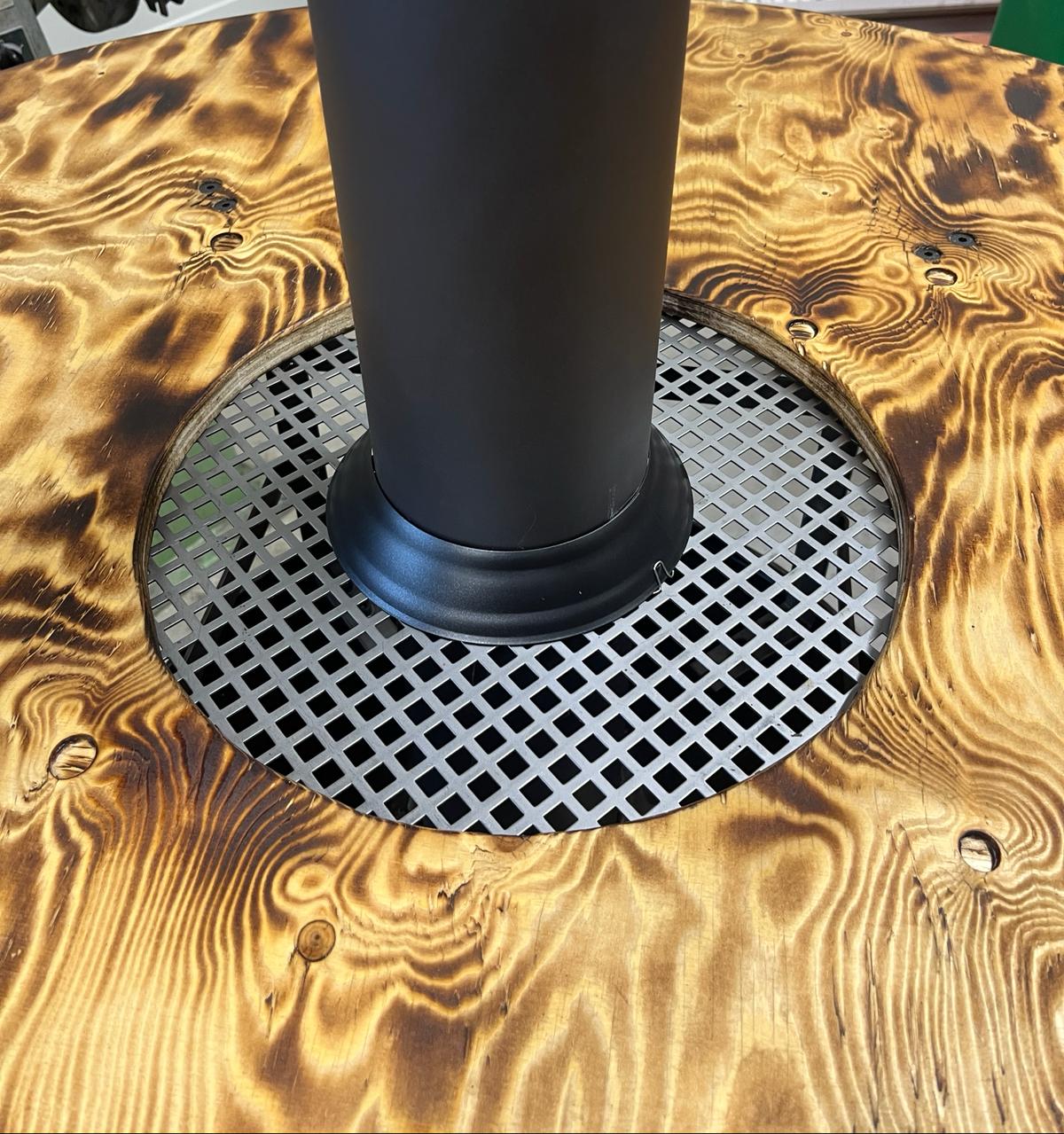 Schwarze rustikale Stehtisch-Feuertonne für Garten und Outdoor-Bereich