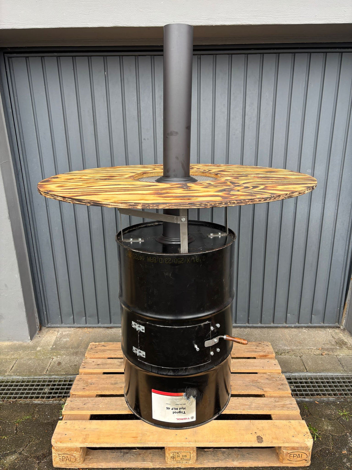 Handgefertigte Stehtisch-Feuertonne aus Metall mit Echtholz-Tischplatte für den Garten von FlammNeu